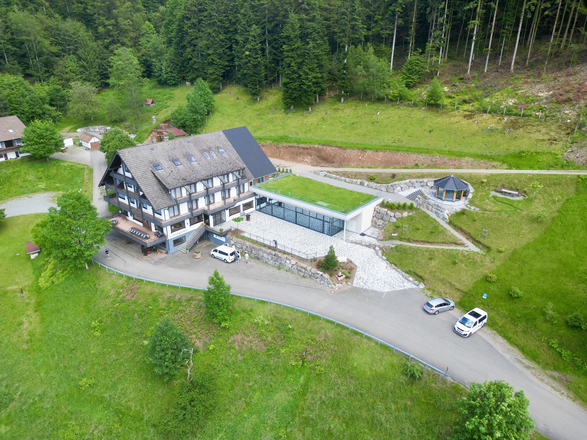 Luftaufnahme des Standesamt-Anbaus mit Garten