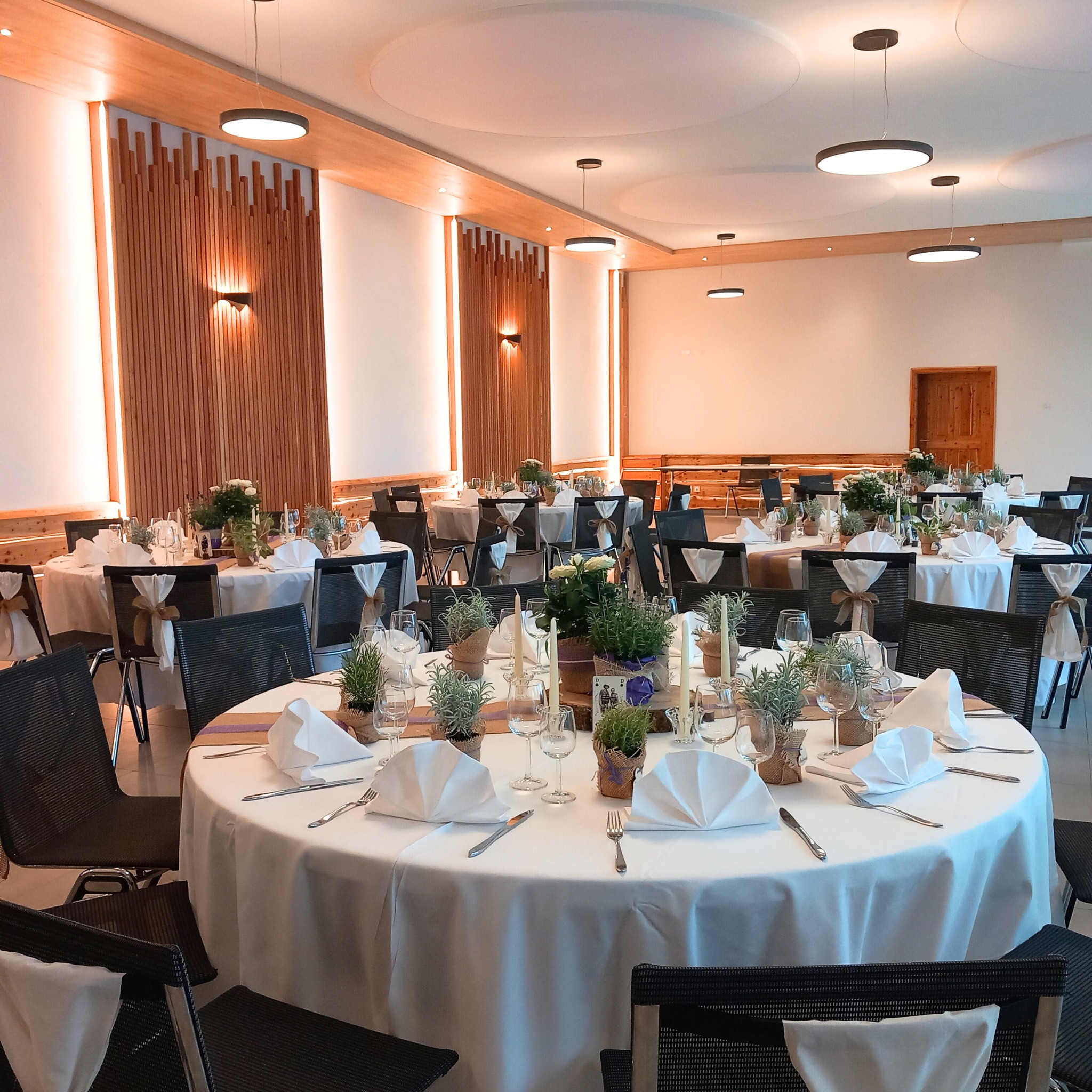 Großer Saal im Palmspring, festlich eingedeckt mit Holzvertäfelung und Lichtdesign